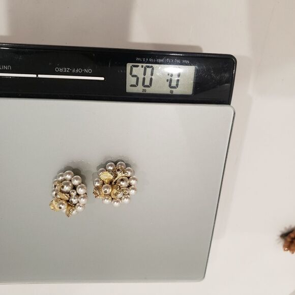 Vintage Faux Pearl and  Gold Leaf/Flower  Clip on Earrings - Picture 8 of 8